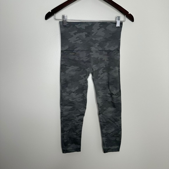 SPANX Pants - SPANX Women's Camo Seamless Leggings Cropped Capri Activewear Athleisure M